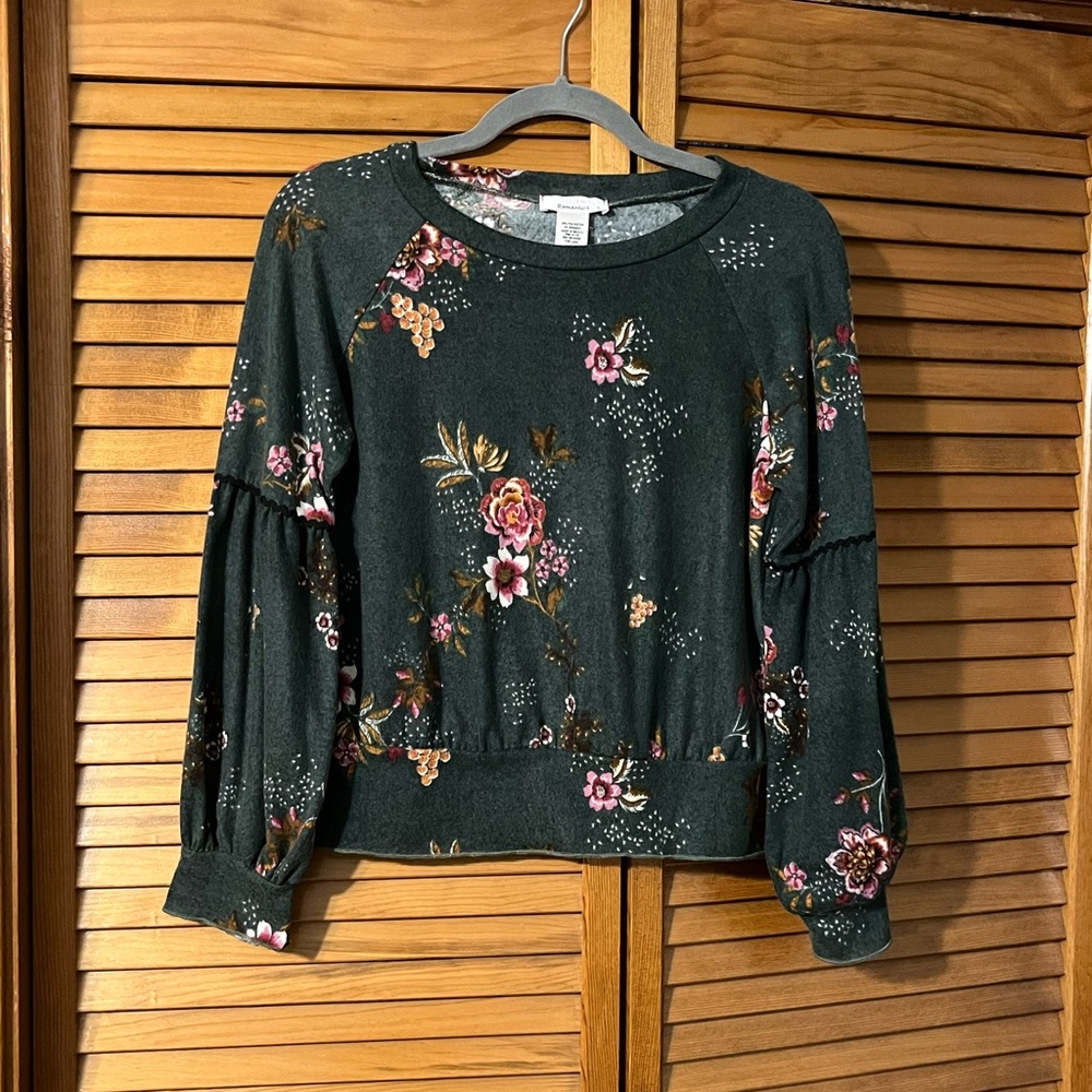 🔥 URBAN Romantics Green Floral Top